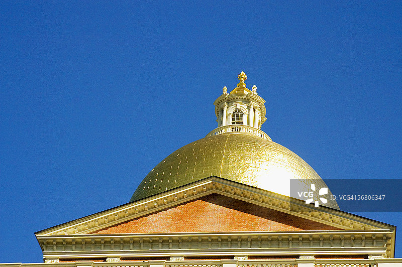 马萨诸塞州议会大厦的低角度视角，波士顿，马萨诸塞州，美国图片素材