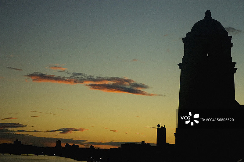 美国马萨诸塞州波士顿朗费罗桥的塔楼剪影图片素材