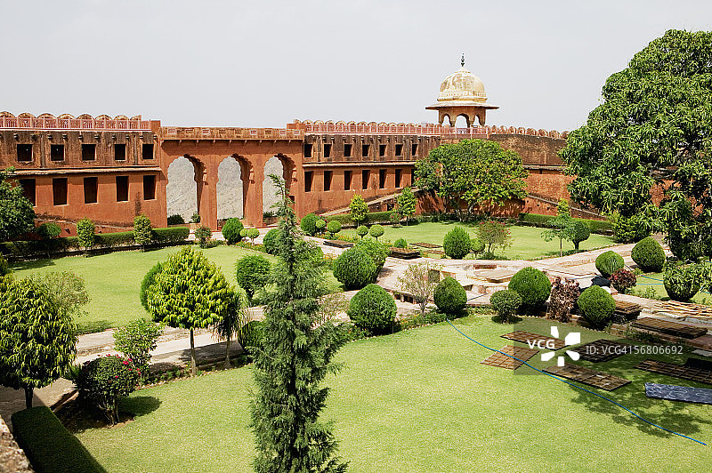 斋浦尔胜利堡莫卧儿花园正规花园的高角度视图，印度拉贾斯坦邦图片素材