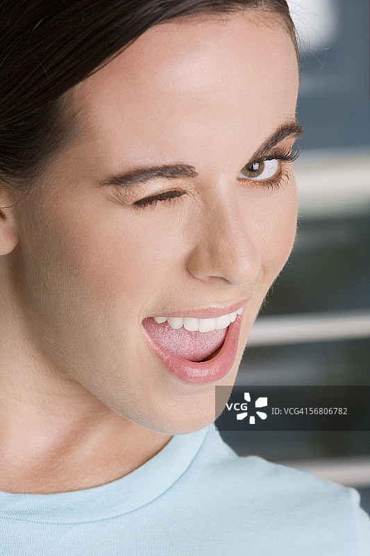 年轻女子眨眼特写图片素材