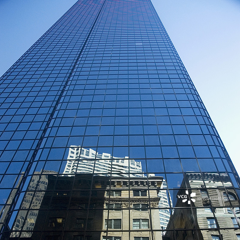 仰视角度拍摄的约翰·汉考克塔玻璃幕墙上的建筑倒影，美国波士顿图片素材