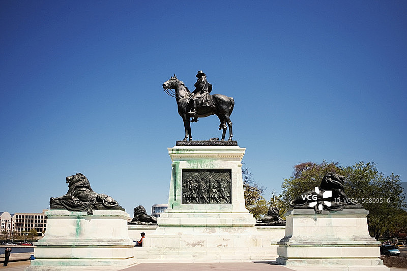 低角度拍摄：美国国会大厦，尤利西斯·S·格兰特骑马雕像图片素材