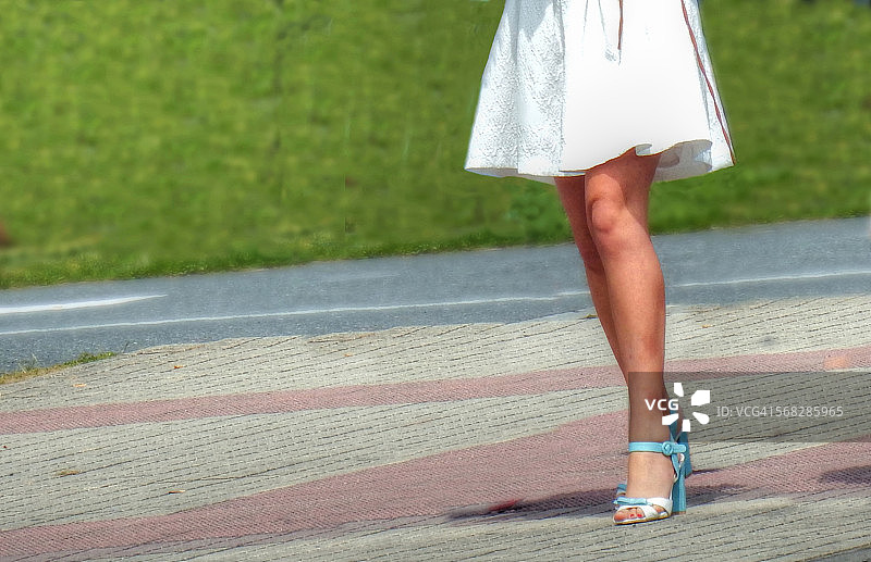 穿着迷你裙的年轻女人图片素材