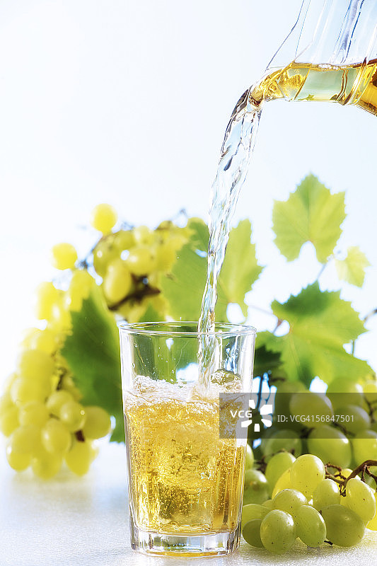 葡萄汁倒入玻璃杯中图片素材
