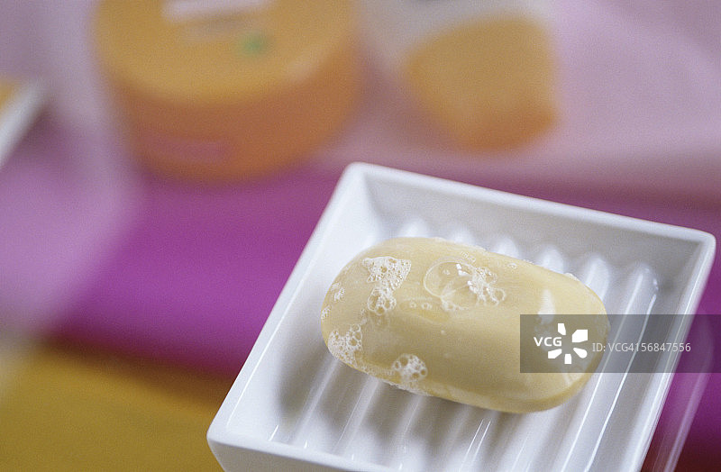 肥皂碟中的肥皂，高角度视图图片素材