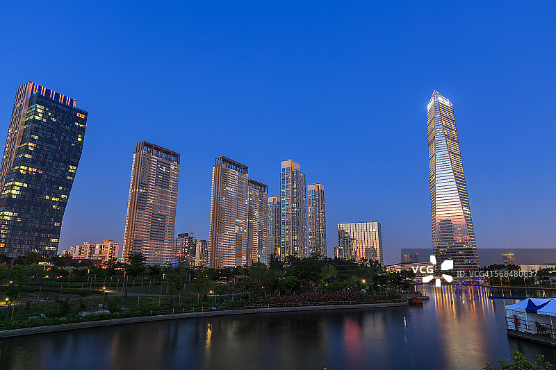 松岛新城黄昏时分的高层建筑图片素材