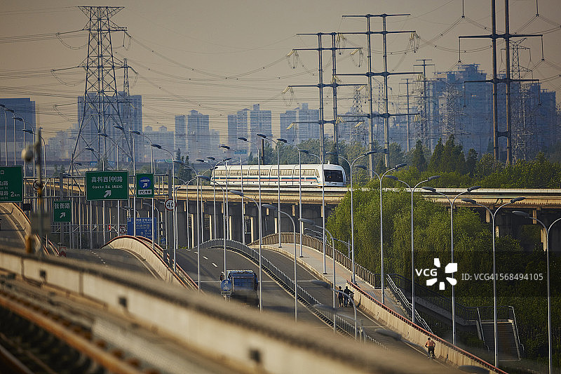高速行驶的上海磁悬浮列车图片素材