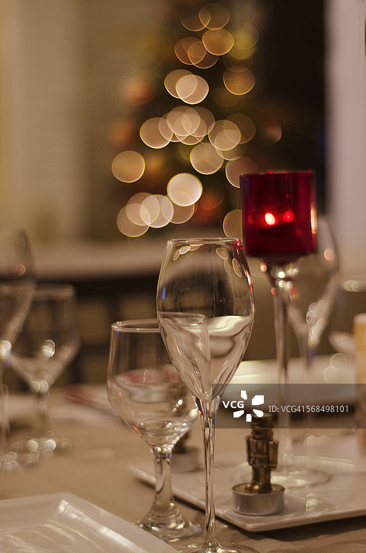 家中圣诞餐桌和圣诞树图片素材