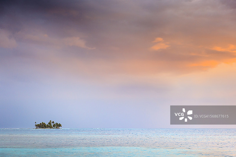 阴沉天空下的荒岛图片素材