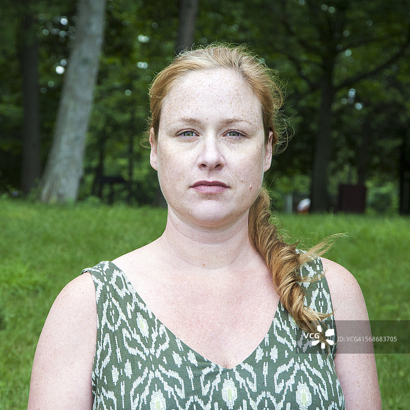 红发女子肖像图片素材