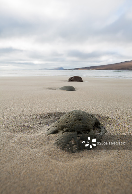 穆尔拉尼沙滩上的岩石图片素材