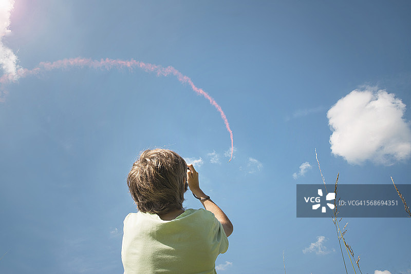 儿童拍摄飞机照片图片素材