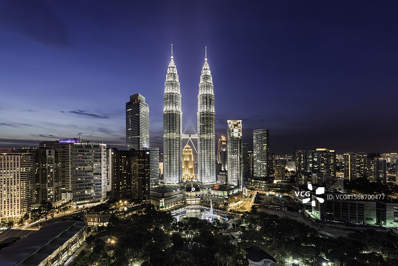 黄昏时分的吉隆坡石油双塔高视角照片图片素材