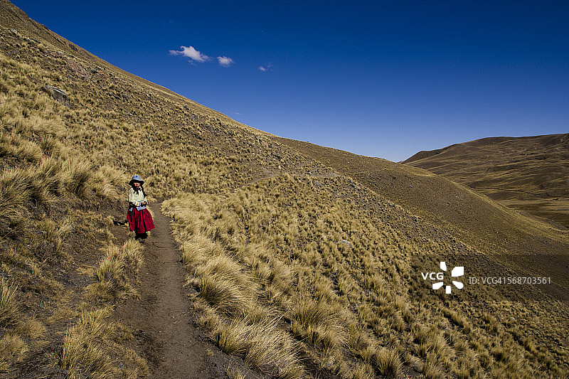 女孩独自在山中行走图片素材