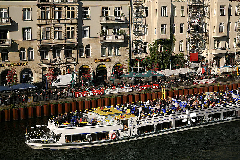 柏林施普雷河上的客船图片素材