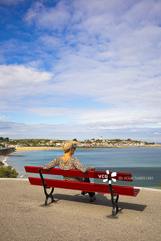 在索科阿（法国巴斯克地区）长椅上的游客图片素材