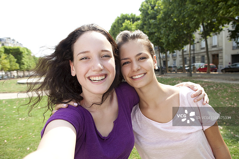 两个青少年自拍图片素材