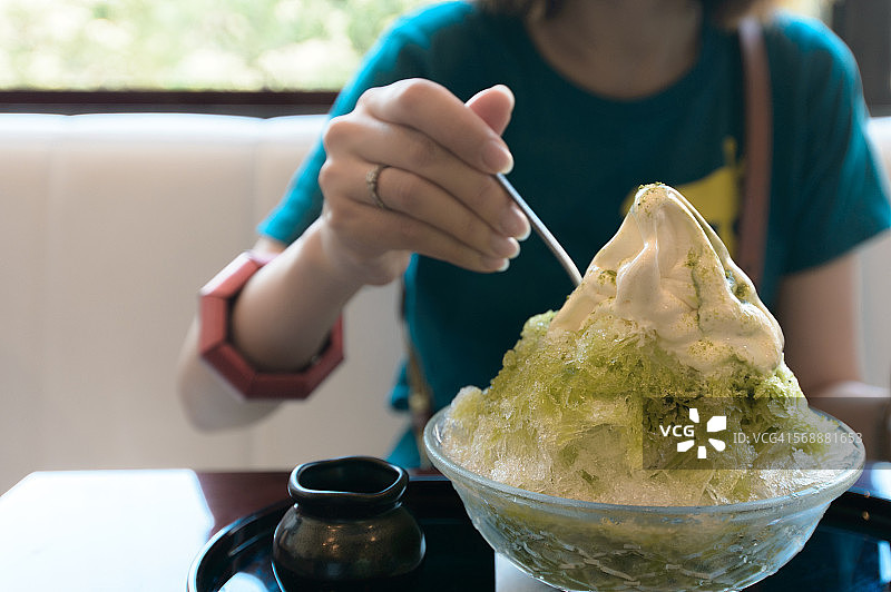 吃抹茶刨冰的女人图片素材