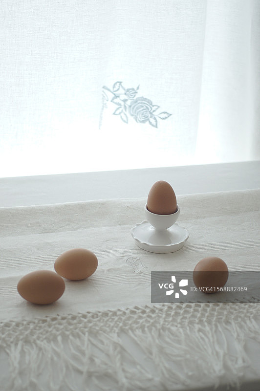 桌上的鸡蛋和蛋杯图片素材
