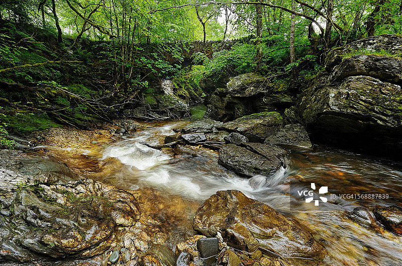 赛跑过桥图片素材