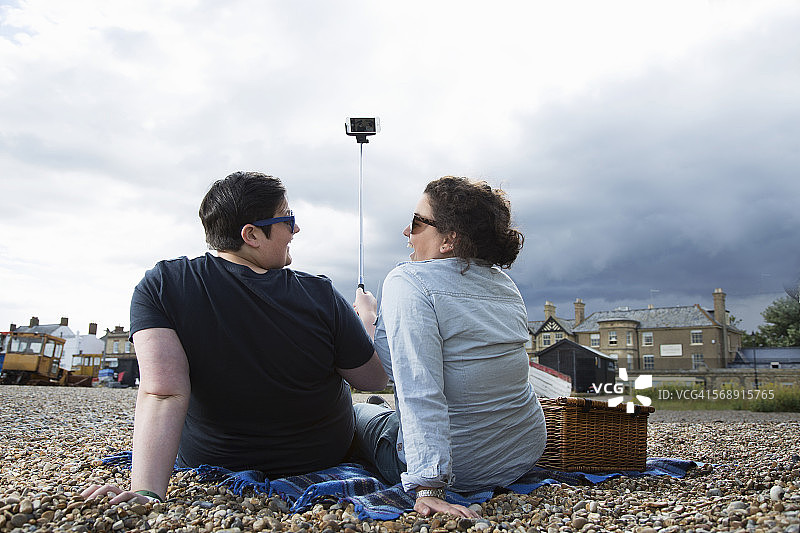 情侣用自拍杆合影图片素材