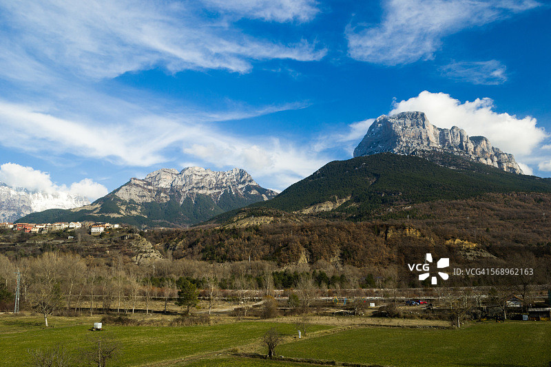 比利牛斯山脉的蒙塔涅萨佩尼亚山图片素材