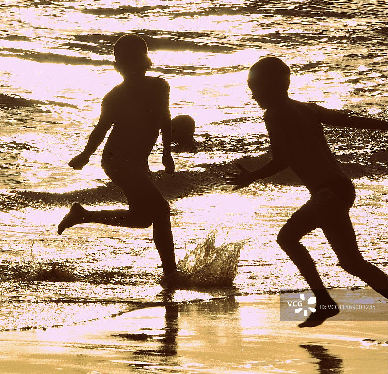 在海滩上的男孩们图片素材