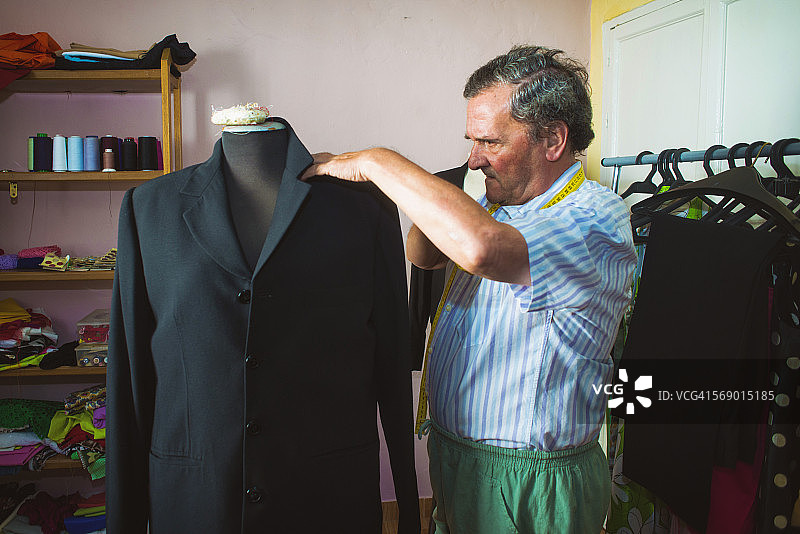 老年男人在裁缝店缝纫图片素材