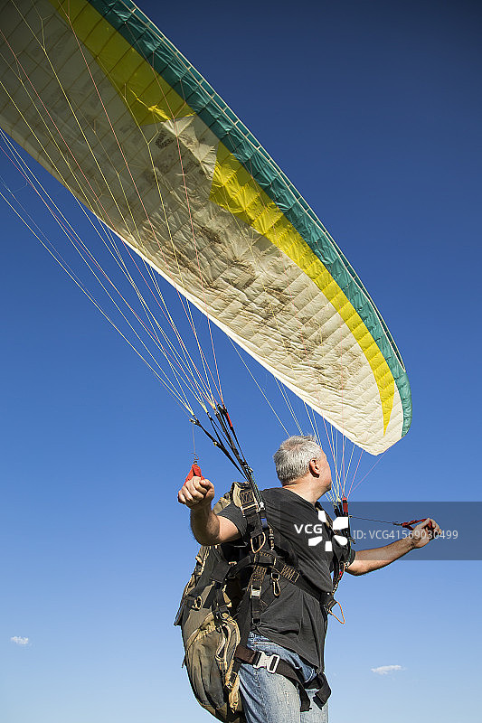 男子放飞滑翔伞图片素材