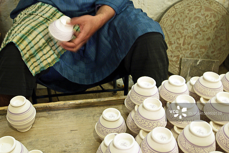 女子绘制陶碗图片素材