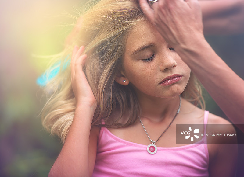 梳头发的女人图片素材