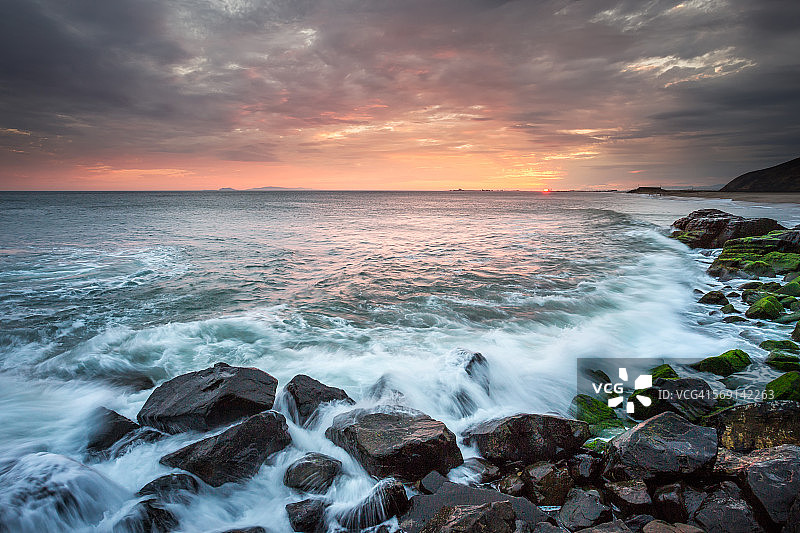 暴风雨日落潮图片素材