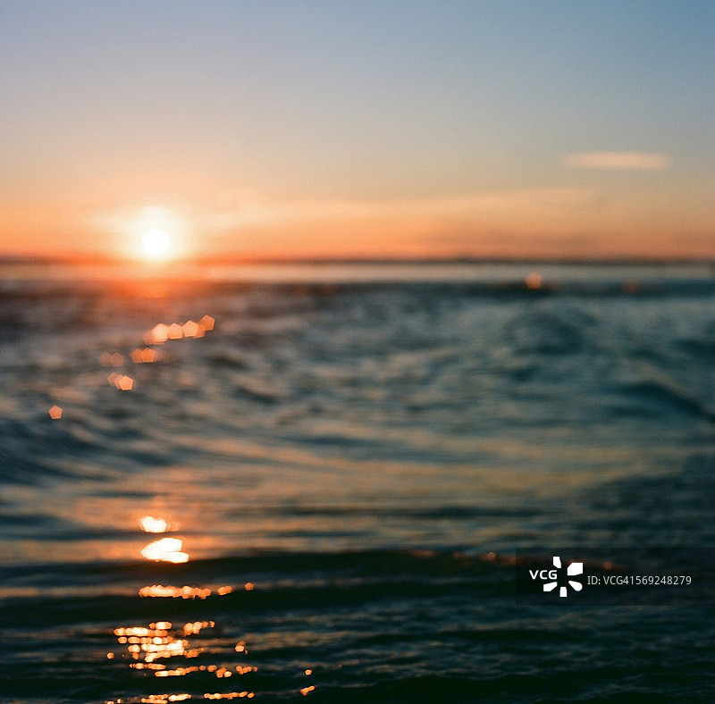 海洋水面上的光图片素材
