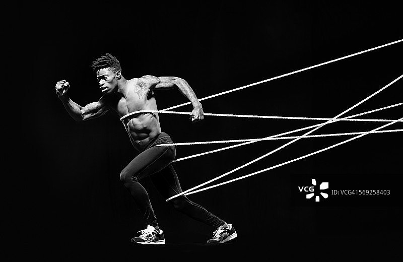 被绳索束缚的男运动员图片素材