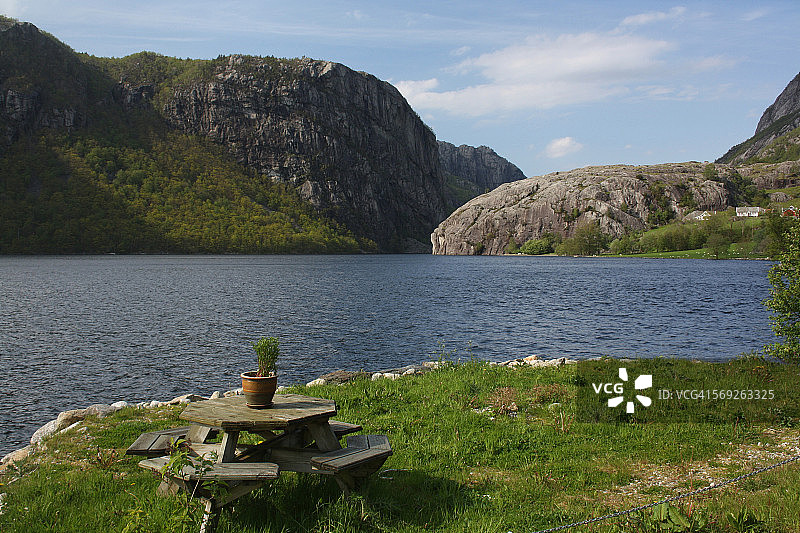 峡湾边的野餐桌图片素材