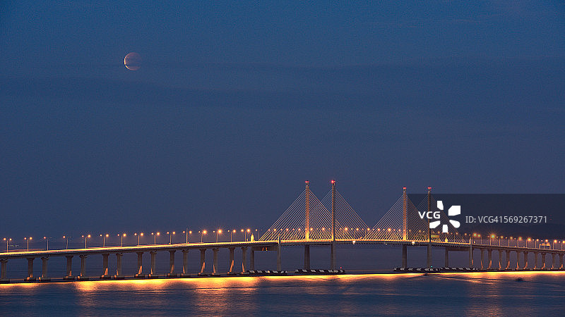 槟城大桥上的月食图片素材