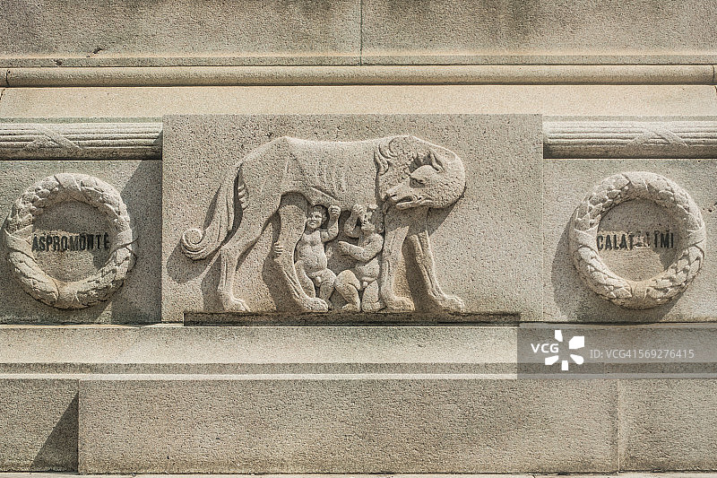 罗穆路斯和瑞摩斯、加里波第雕像，意大利锡耶纳图片素材