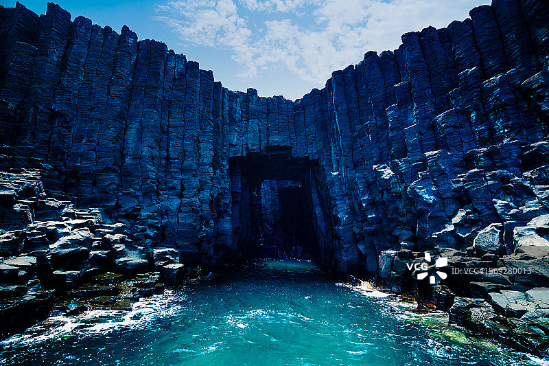 玄武岩柱和海蚀洞图片素材