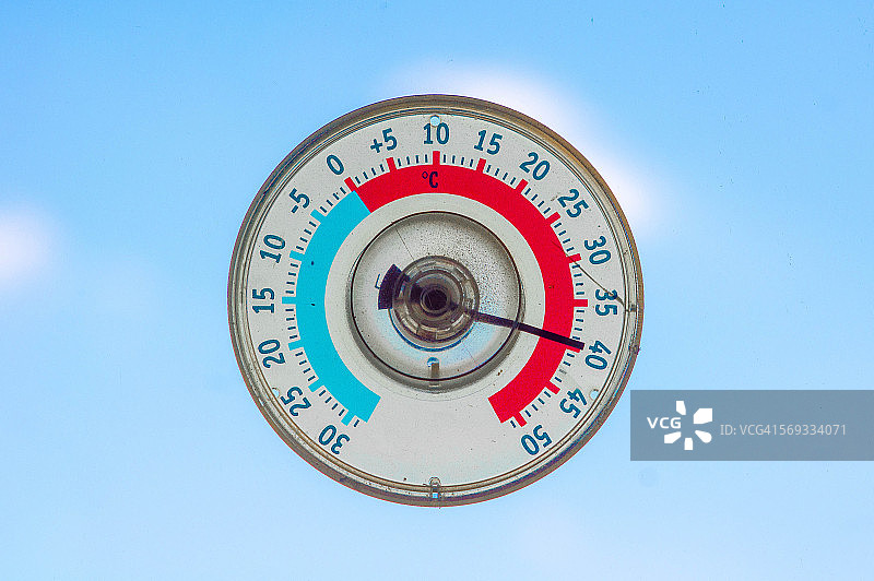 温度计显示欧洲高温纪录图片素材