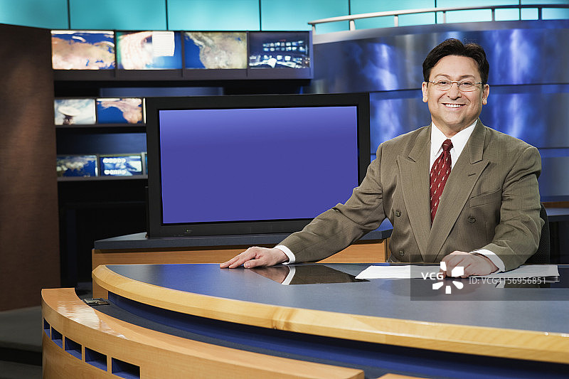 新闻演播室里的男主播肖像图片素材