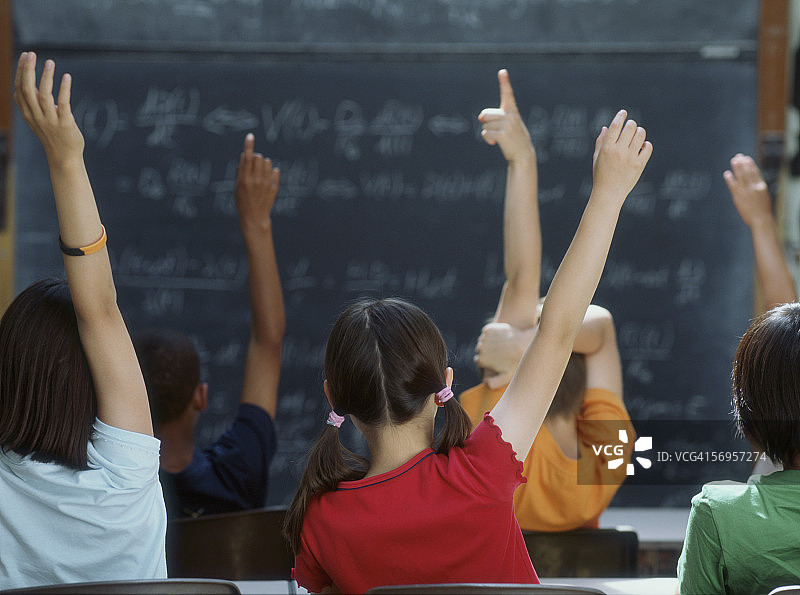 举手的班级的背影图片素材
