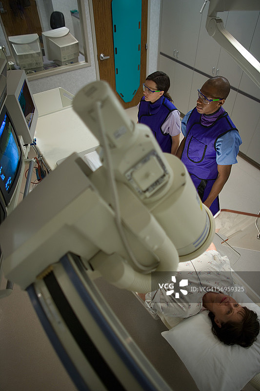 两位医生检查病人高角度视图图片素材