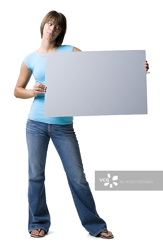 少女拿着空白标牌图片素材