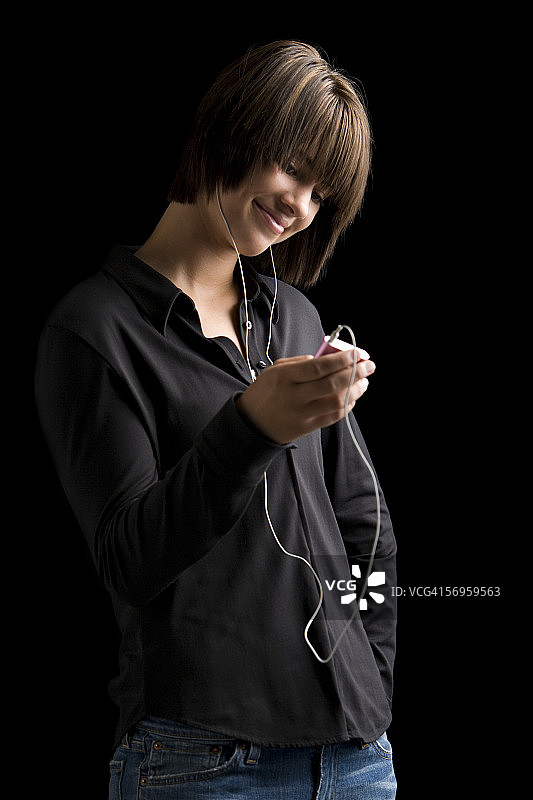 听音乐的少女图片素材