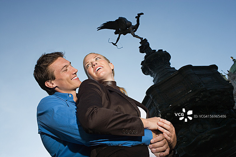 情侣在厄洛斯雕像下拥抱图片素材