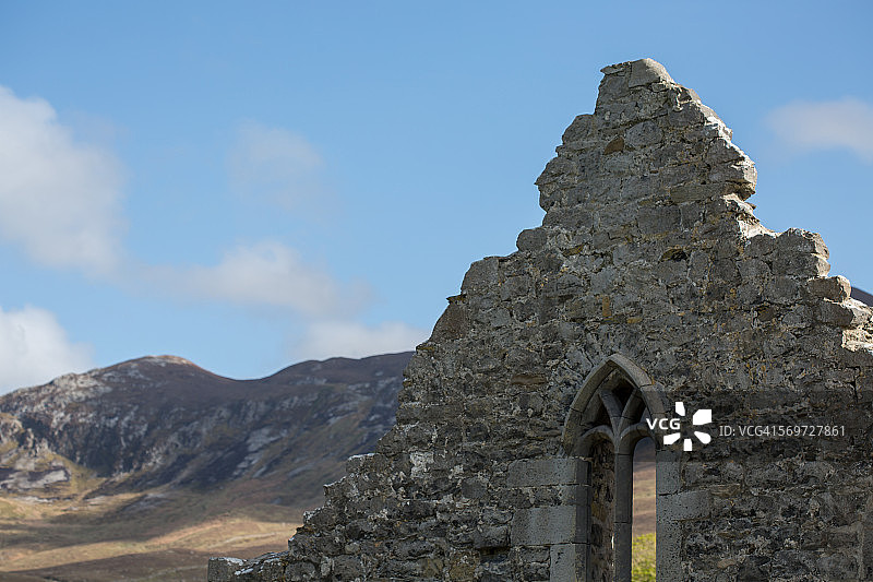 爱尔兰山丘背景下的废弃修道院图片素材