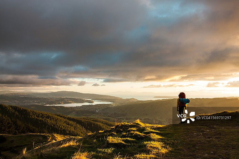 徒步者从山顶眺望风景图片素材