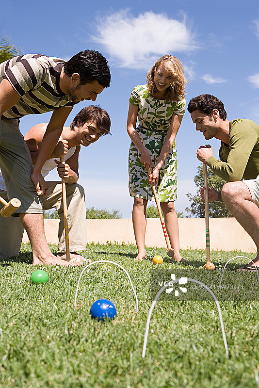 朋友们玩槌球图片素材