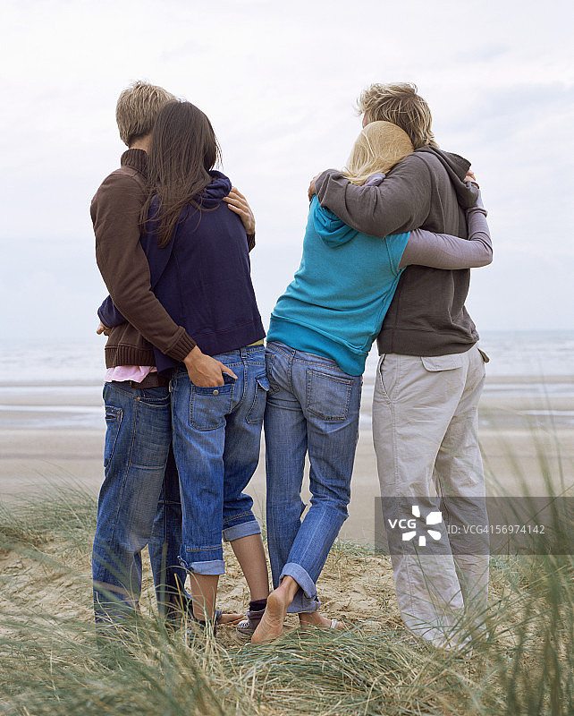 两对夫妇在海边拥抱图片素材