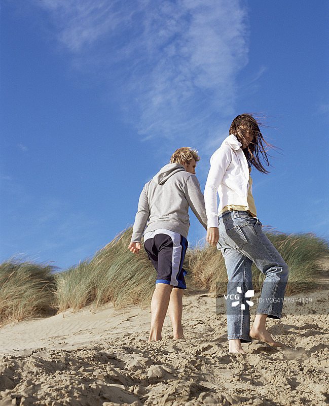 一对情侣在海滩上散步图片素材